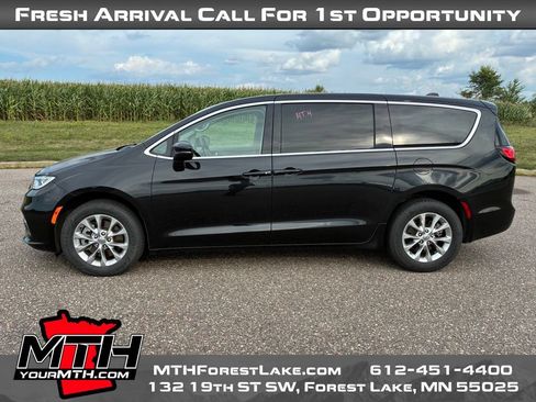 Used 2023 Chrysler Pacifica Touring-L AWD/4WD image 5