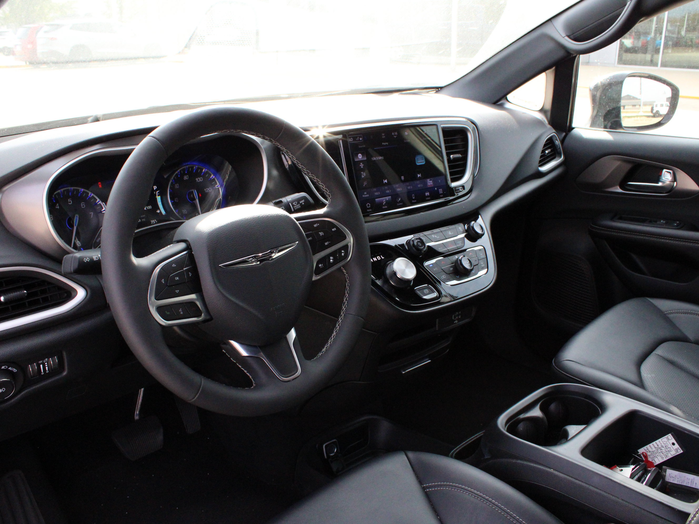 Used 2026 Chrysler Pacifica Select FWD image 9