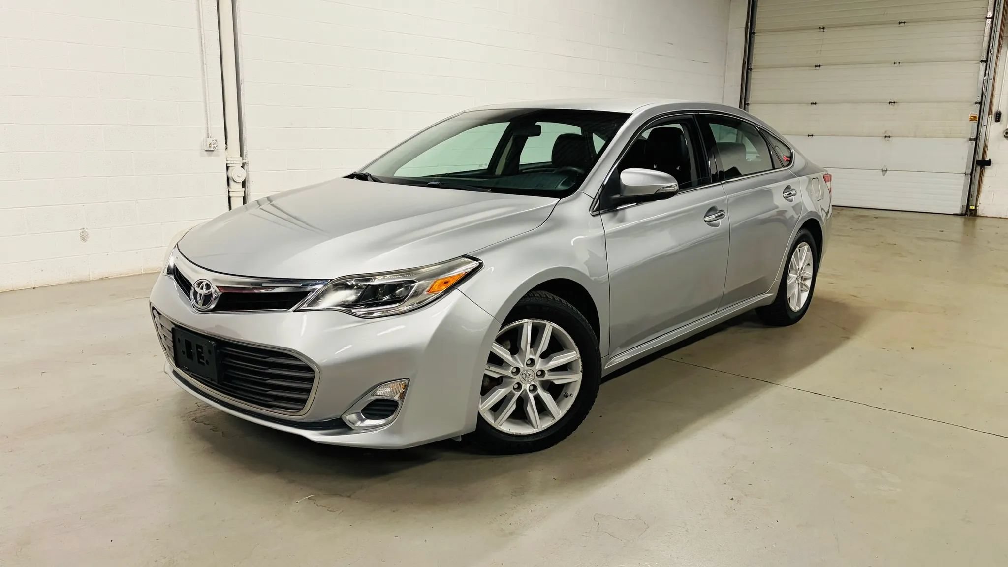 Used 2015 Toyota Avalon XLE FWD image 1