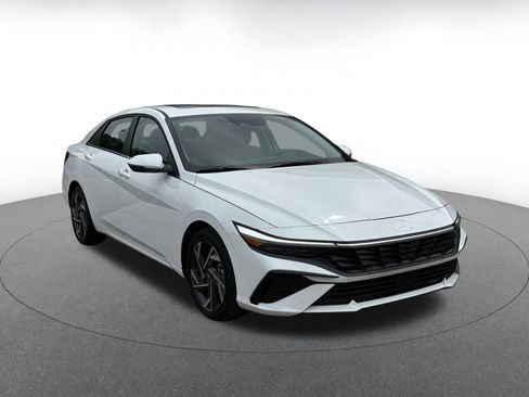 Used 2025 Hyundai Elantra Limited image 2