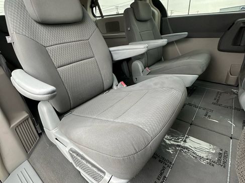 Used 2009 Chrysler Town & Country Touring image 37