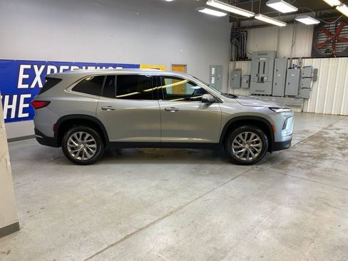 Used 2025 Buick Enclave Preferred FWD image 8