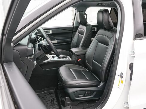 Used 2021 Ford Explorer XLT w/ Equipment Group 202A AWD/4WD image 12