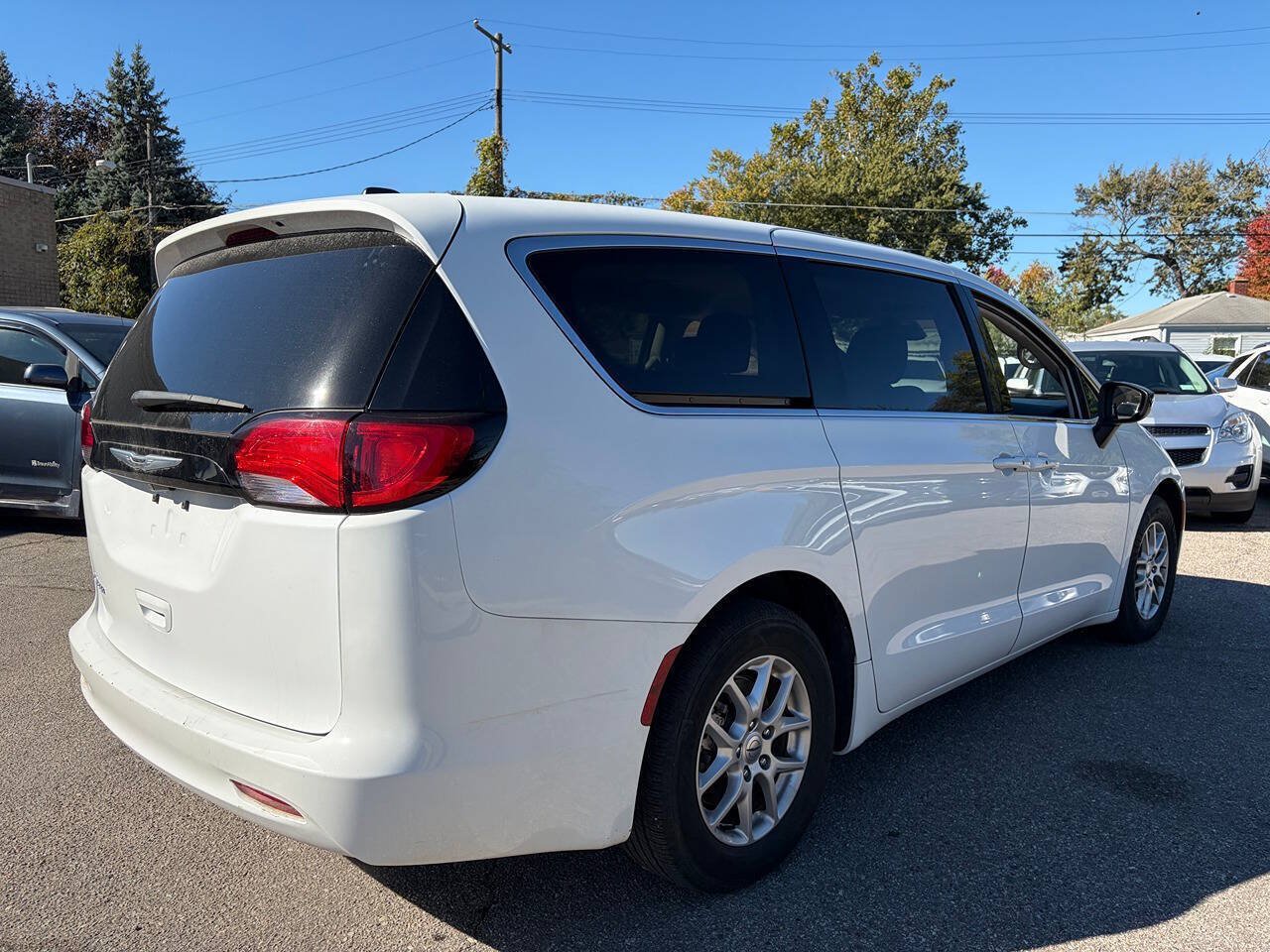Used 2024 Chrysler Voyager LX FWD image 5