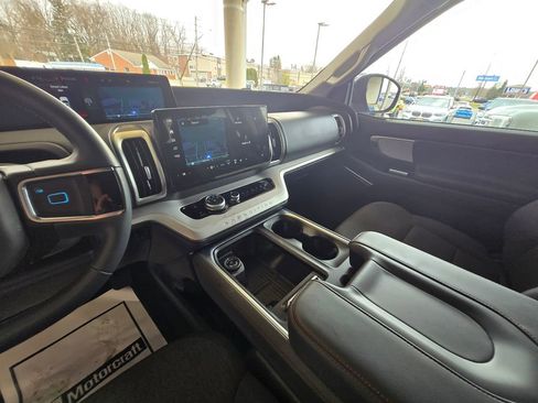 Used 2025 Ford Expedition Max Active AWD/4WD image 16
