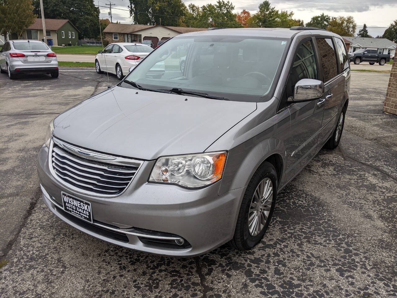 Used 2013 Chrysler Town & Country Touring-L w/ Entertainment Group #2 FWD image 7