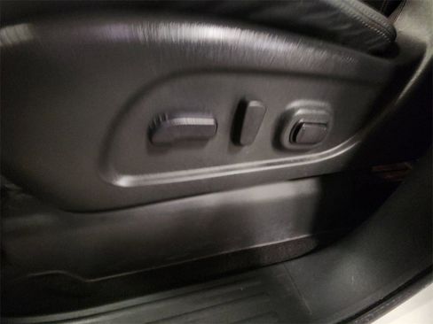 Used 2019 Nissan Titan SV w/ SV Convenience Package image 13