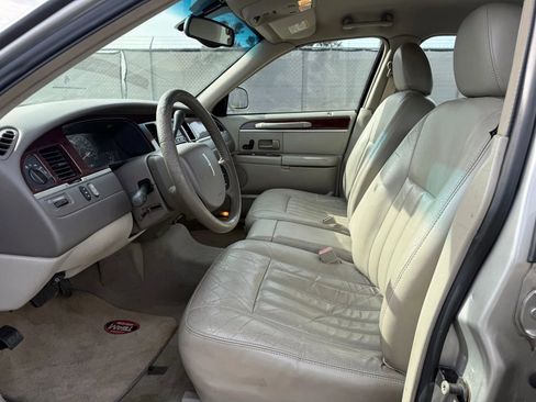 Used 2005 Lincoln Town Car Signature image 2