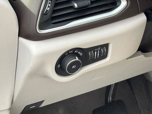 Used 2017 Chrysler Pacifica Touring-L image 7