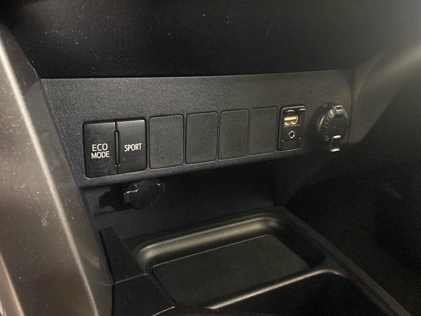 Used 2018 Toyota RAV4 XLE AWD/4WD image 15