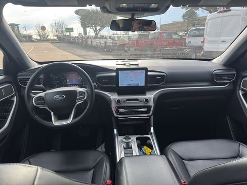 Used 2022 Ford Explorer XLT w/ Equipment Group 202A image 34