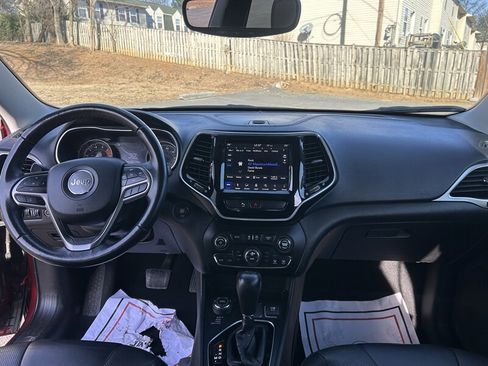 Used 2019 Jeep Cherokee Limited image 19