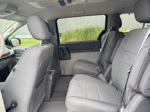 Used 2009 Chrysler Town & Country Touring w/ Entertainment Group #2 FWD image 11