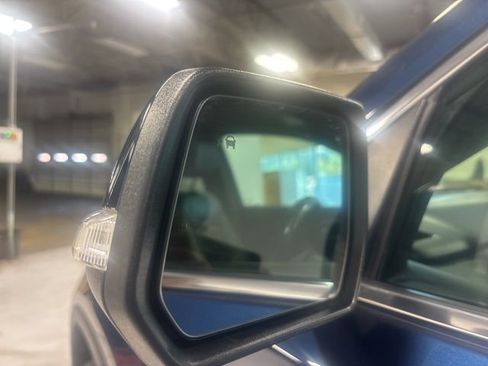 Used 2022 Chevrolet Traverse LT w/ LT Premium Package image 5