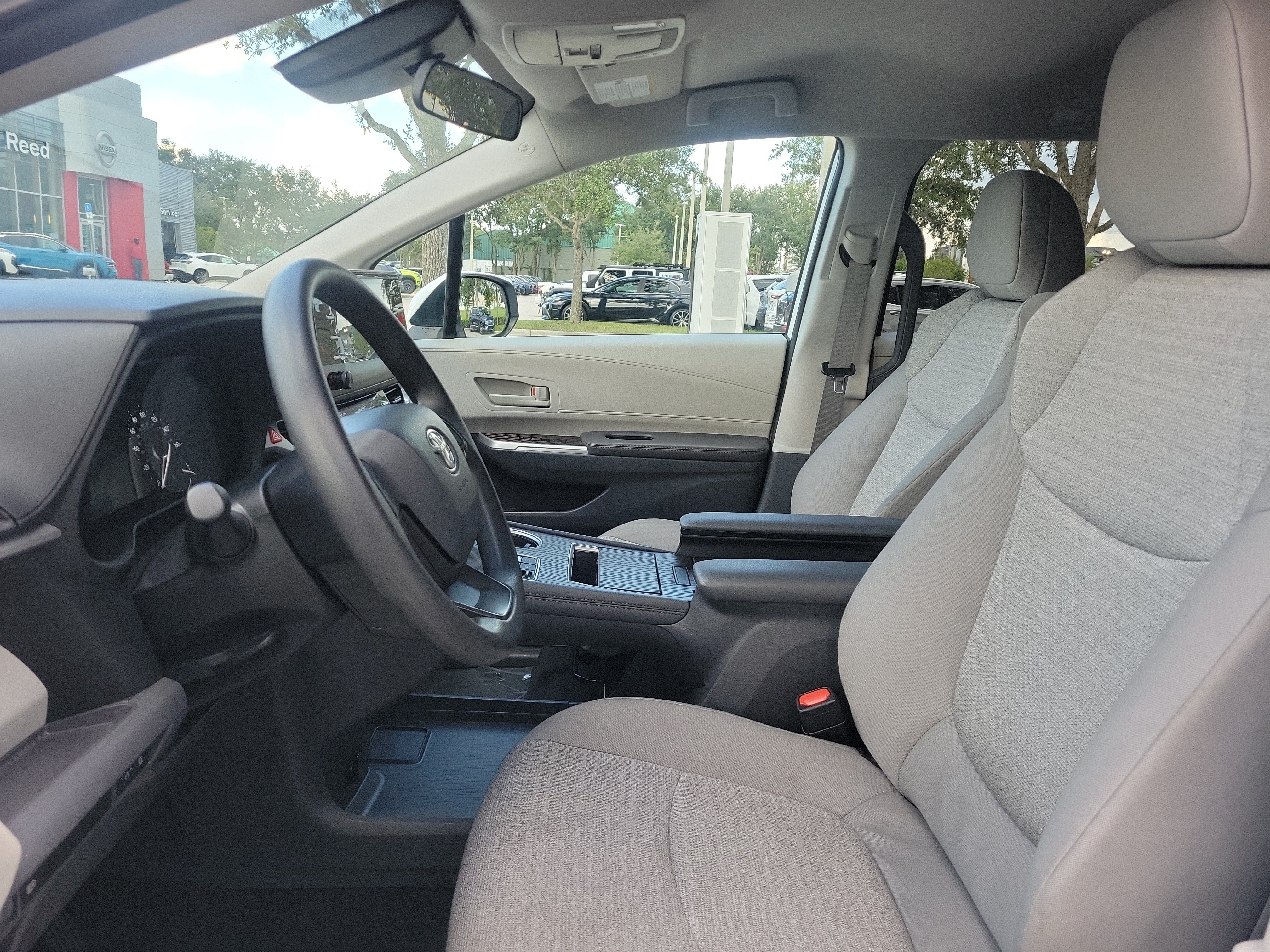 Used 2024 Toyota Sienna LE FWD image 12