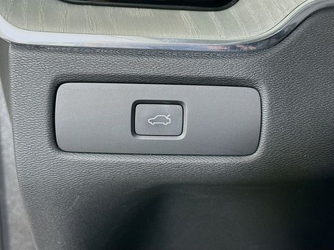 Used 2025 Volvo XC60 B5 Plus image 17