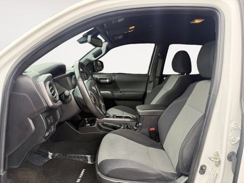 Used 2022 Toyota Tacoma TRD Off-Road image 10