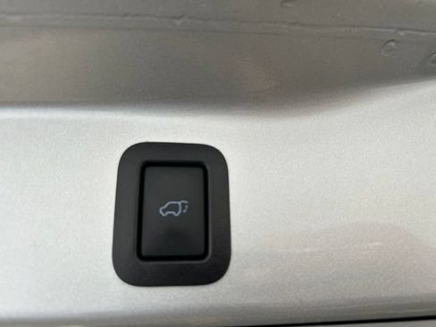 Used 2019 Toyota Highlander XLE AWD/4WD image 17