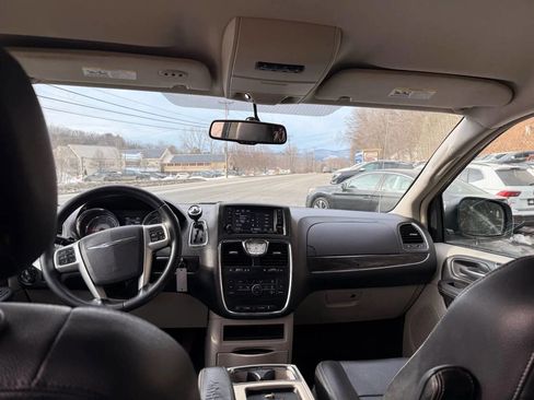 Used 2016 Chrysler Town & Country Touring image 17