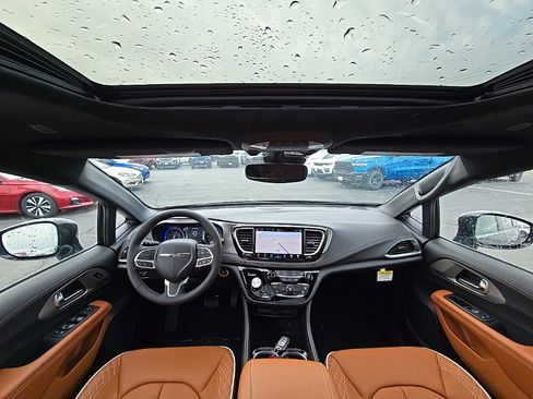 New 2026 Chrysler Pacifica Pinnacle image 2