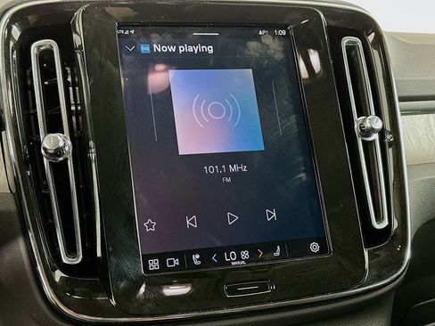 Used 2025 Volvo XC40 B5 Core image 21