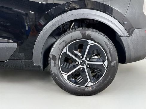 Used 2025 Kia Niro LX image 10