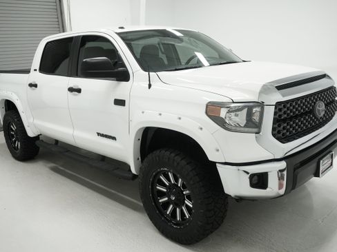 Used 2018 Toyota Tundra SR5 w/ SR5 Upgrade Package AWD/4WD image 2