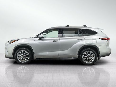 Used 2025 Toyota Highlander Limited AWD/4WD image 2