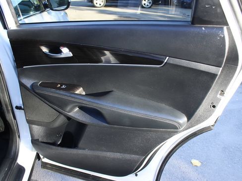 Used 2020 Kia Sorento LX FWD image 18