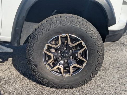 Used 2024 Chevrolet Colorado ZR2 w/ Technology Package image 12