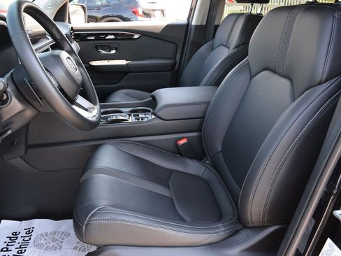 Used 2025 Honda Pilot Touring image 7