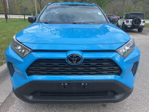 Used 2021 Toyota RAV4 LE image 2