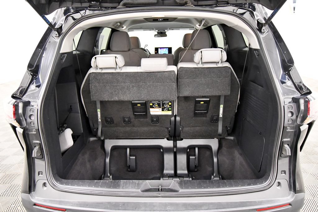Used 2025 Toyota Sienna LE FWD image 7
