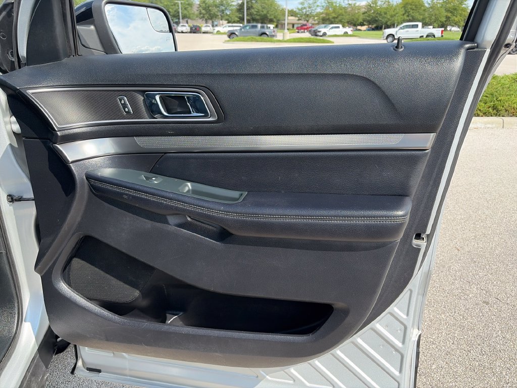 Used 2018 Ford Explorer XLT w/ Equipment Group 202A FWD image 9