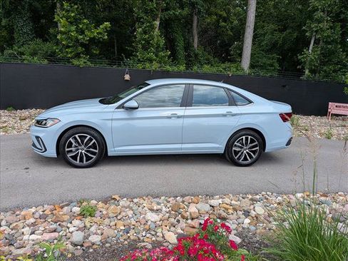 Certified 2025 Volkswagen Jetta SE FWD image 2