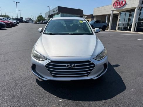 Used 2017 Hyundai Elantra SE w/ Cargo Package FWD image 2