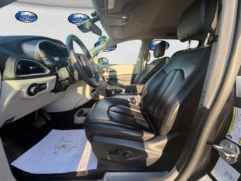 Used 2023 Chrysler Pacifica Touring-L FWD image 16