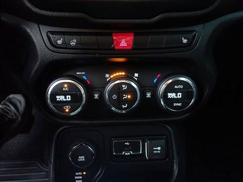 Used 2017 Jeep Renegade Latitude AWD/4WD image 11