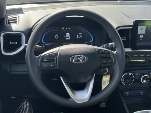 Certified 2025 Hyundai Venue SE image 7