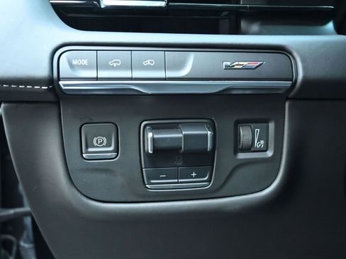 Used 2023 Cadillac Escalade V w/ LPO, ONYX Package image 24