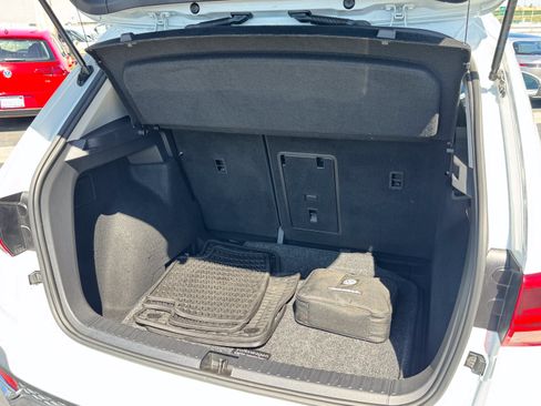 Used 2022 Volkswagen Taos SE w/ Panoramic Sunroof Package FWD image 38