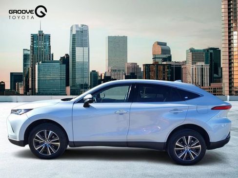 Used 2023 Toyota Venza LE image 2