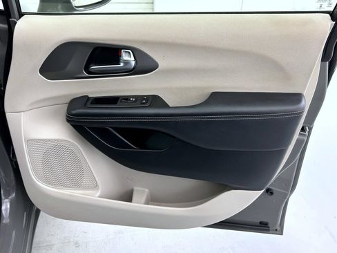 Certified 2022 Chrysler Pacifica Touring-L FWD image 16