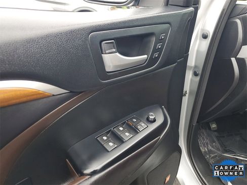 Used 2017 Toyota Highlander Limited image 24