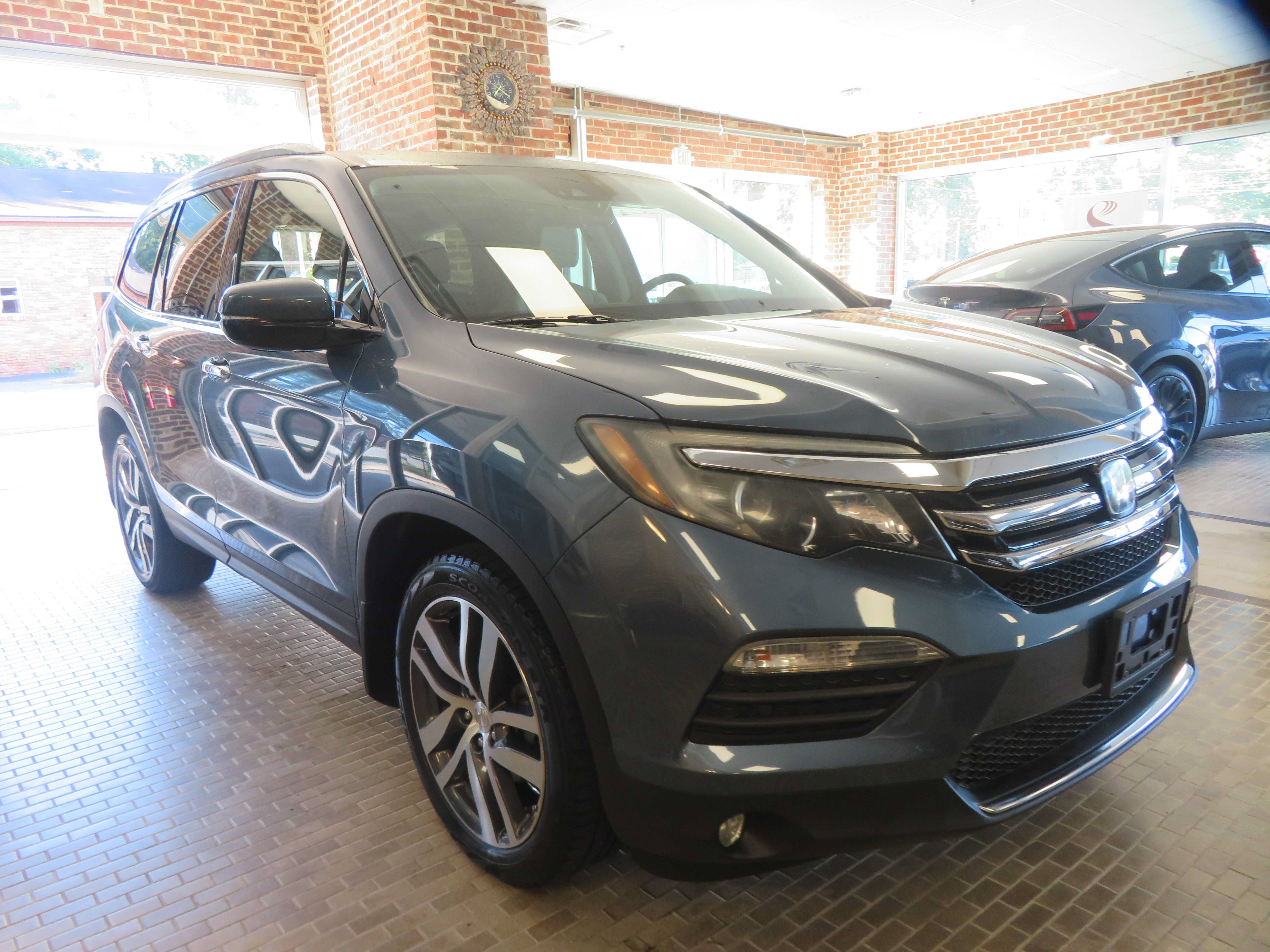 Used 2017 Honda Pilot Elite image 3