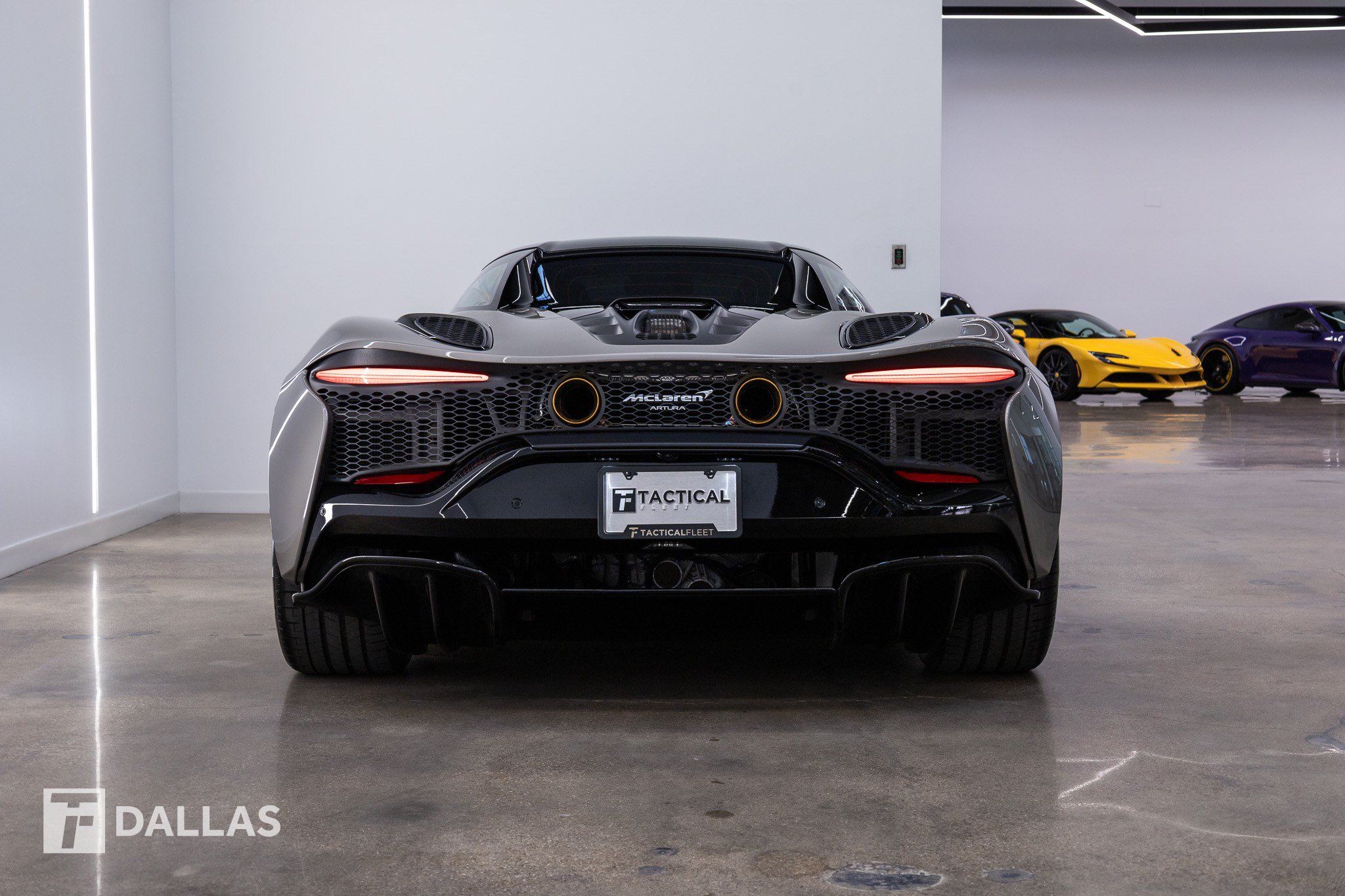 Used 2025 McLaren Artura Spider RWD image 10