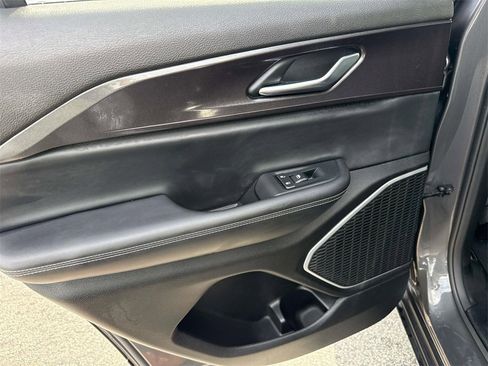 Used 2022 Jeep Grand Cherokee Laredo w/ Luxury Tech Group I image 9