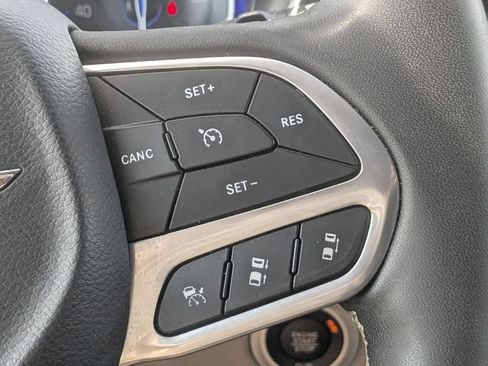 Used 2023 Chrysler Pacifica Touring-L FWD image 17