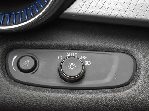 Used 2025 Chevrolet Trax LT FWD image 24