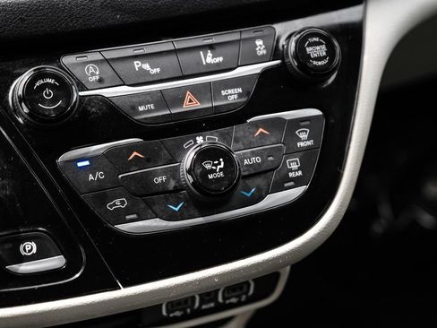 Used 2021 Chrysler Pacifica Touring-L FWD image 23